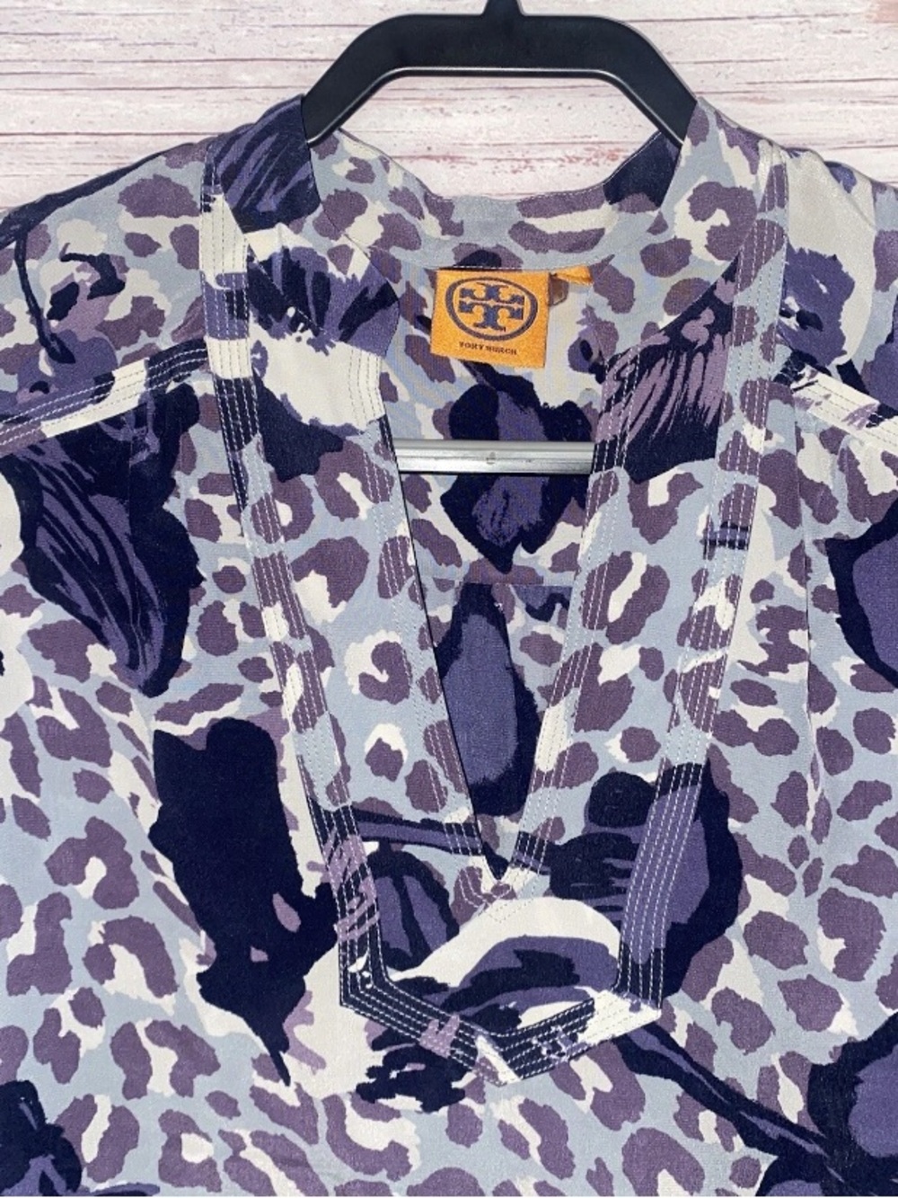 Tory Burch Womens Blouse Size 2 Blue Leopard Print Silk V Neck Tunic Shirt C1 - Picture 2 of 13